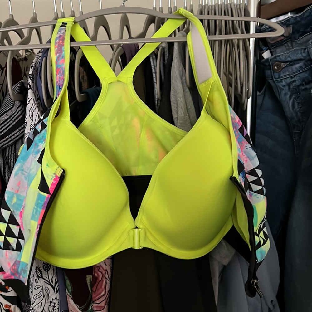 Victoria's Secret Sport bundle White Floral
Knockout Leggings and bra - Picture 10 of 13